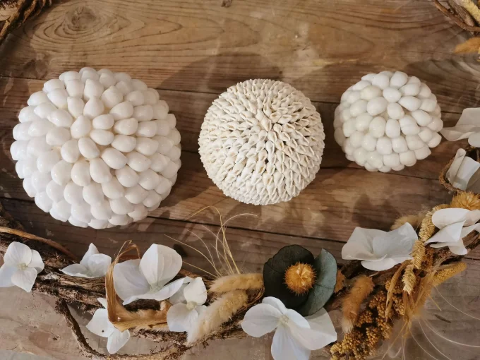 decoration-boules-coquillages-blanc-fait main-bali