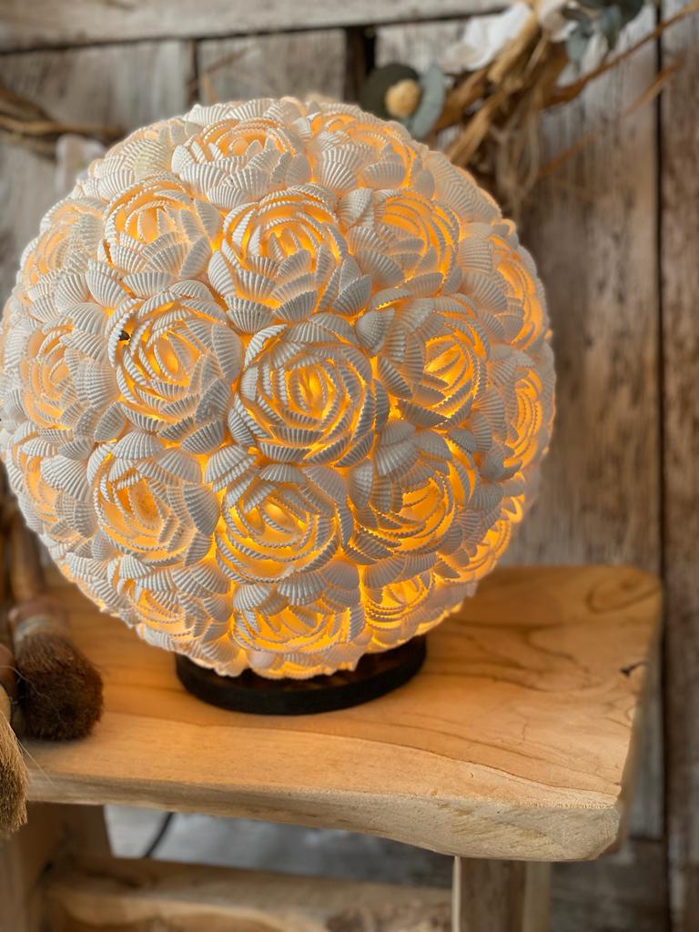 Lampe ronde mawar en coquillages | diamètre 46 cm